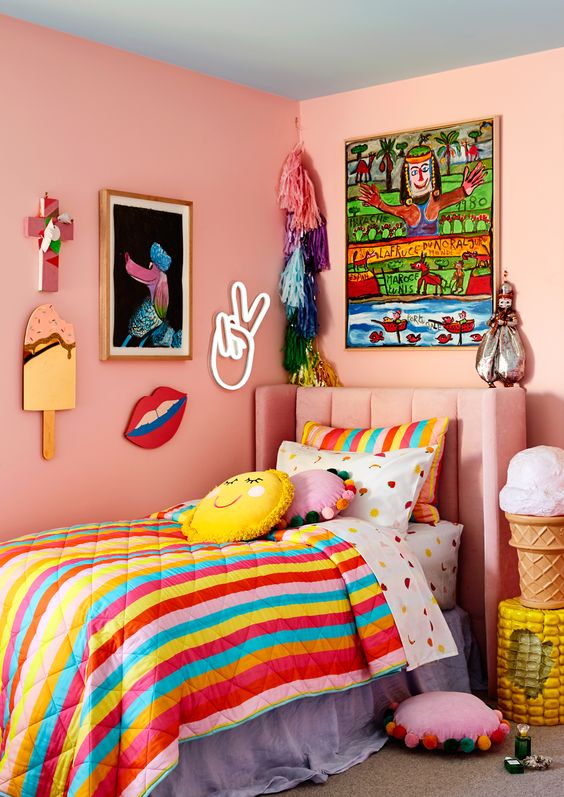 Nên tránh màu sắc quá sặc sỡ khi thiết kế nội thất phòng ngủ