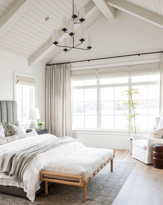 Bộ ga giường cùng chiếc rèm với tone màu trắng giúp cửa sổ dù trông nhỏ nhưng lại có cảm giác lớn hơn rất nhiều