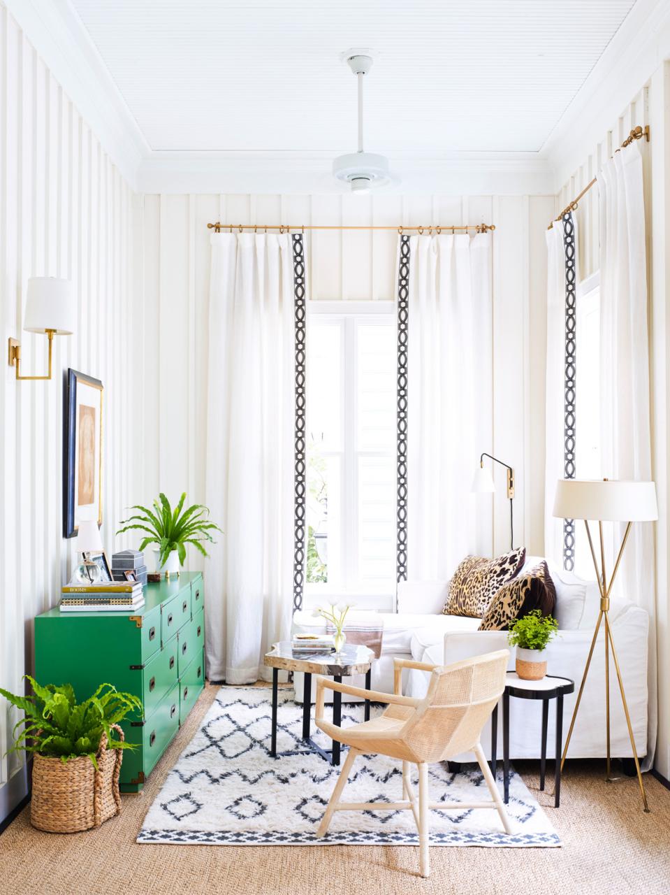 Sử dụng rèm cửa cao để "ăn gian" không gian khi thiết kế phòng khách nhỏ