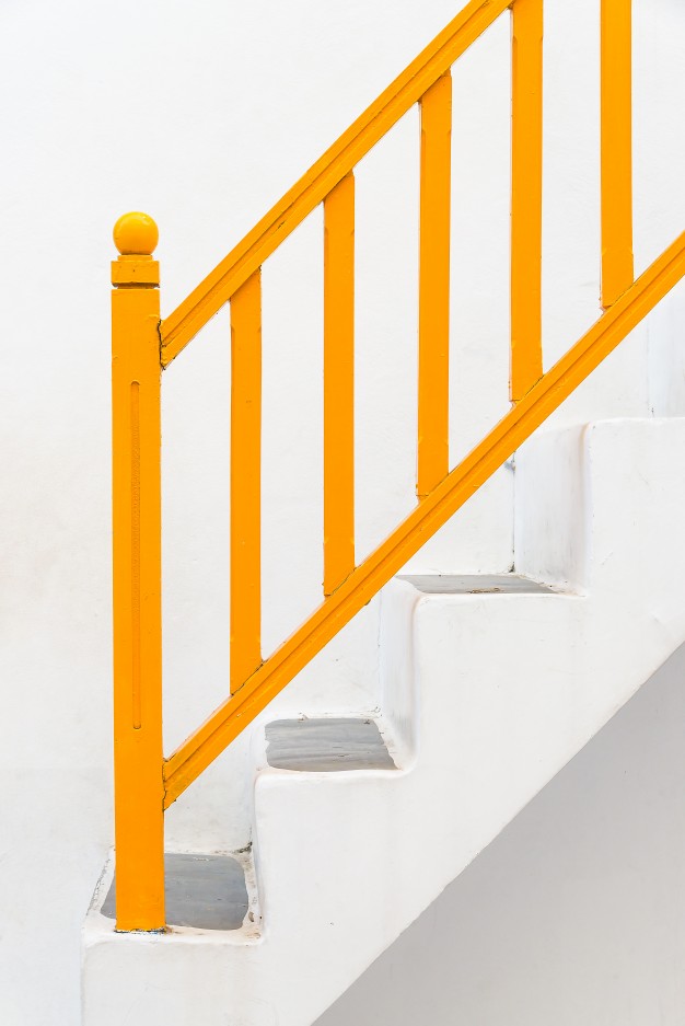 Khi thiết kế cầu thang, đừng để khoảng cách của song sắt quá xa nhau
